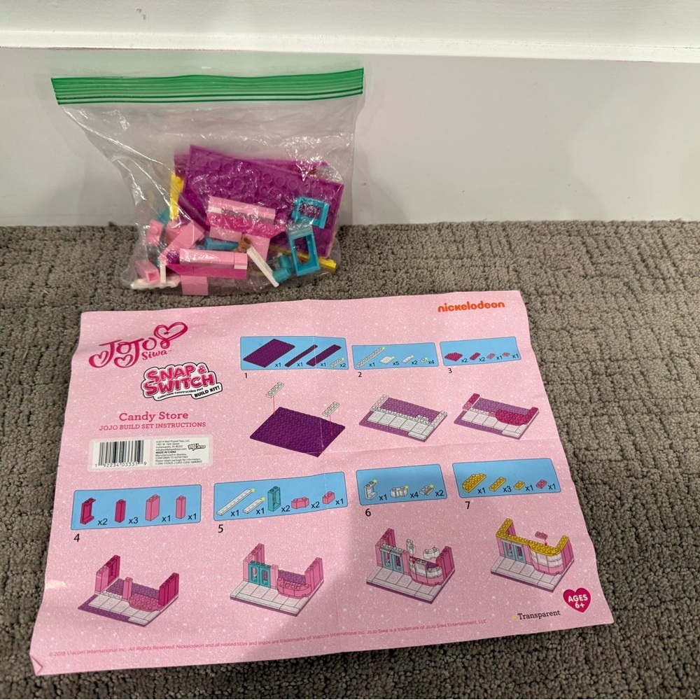 Nickelodeon JoJo Siwa "Snap & Switch" Candy Store building kit